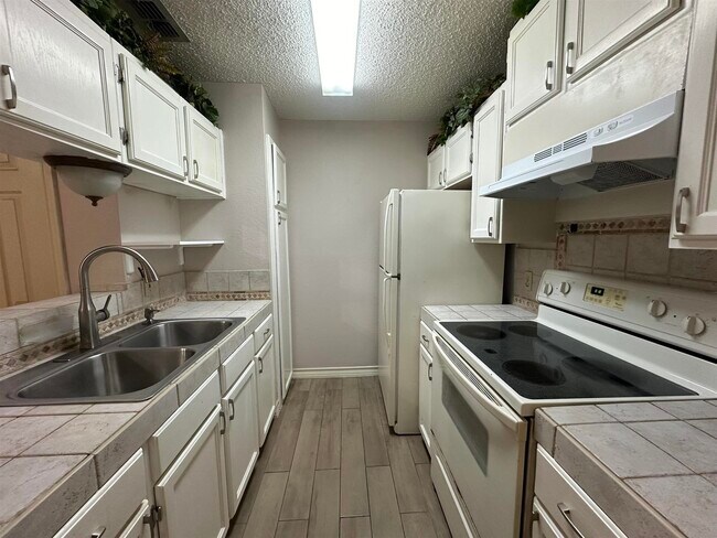 Building Photo - 201 Martingale