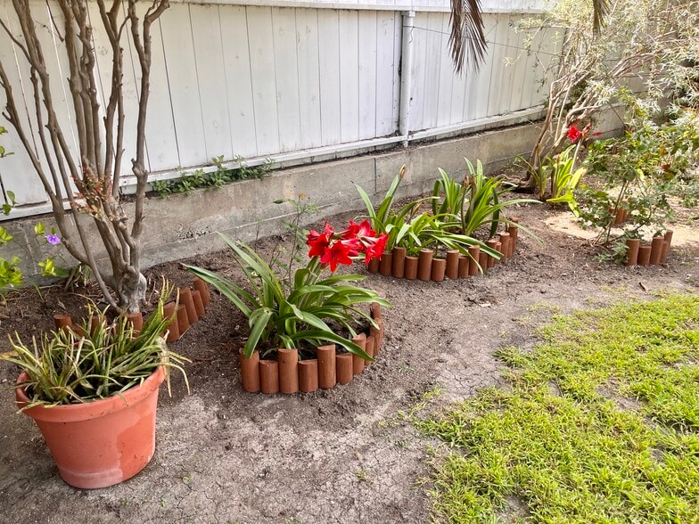 Building Photo - 1042 W 14th St