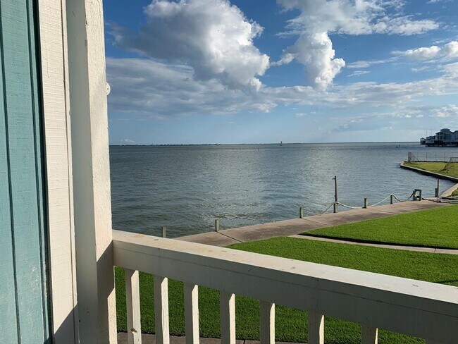 Building Photo - 500 Tiki Dr