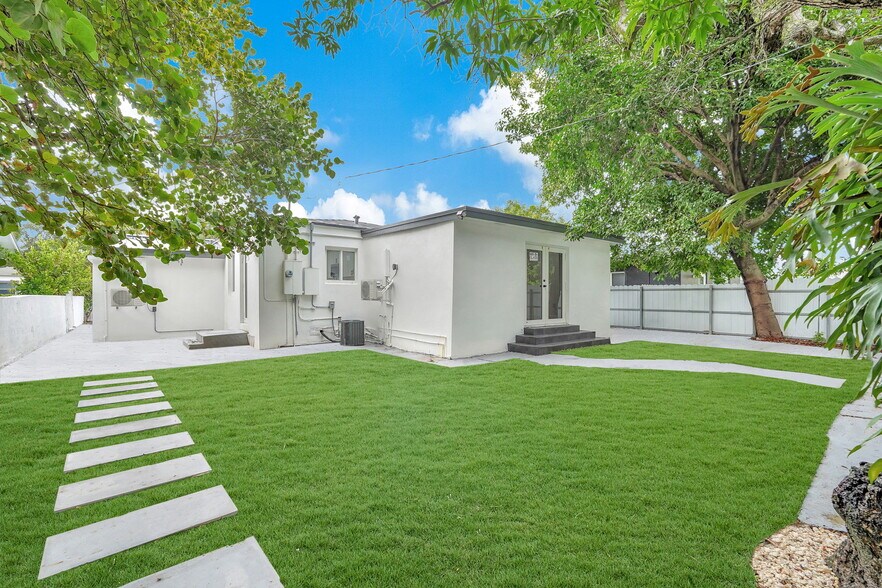 Building Photo - 250 NW 45th St