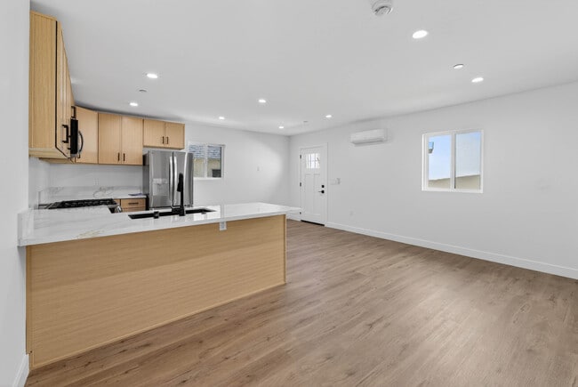 Building Photo - 680 E 45th St