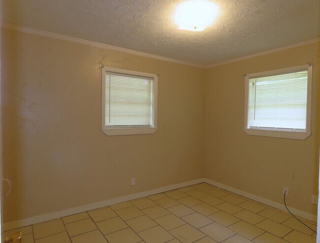 Building Photo - Cozy Two Bedroom One Bathroom Apartment, Texas College Area!