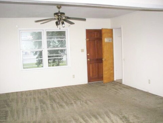 Building Photo - 3 bedroom 2 bath home