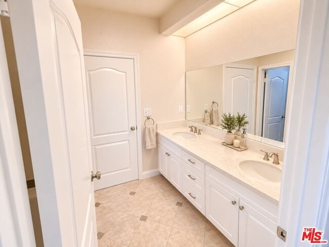 Building Photo - 7371 Westcliff Dr
