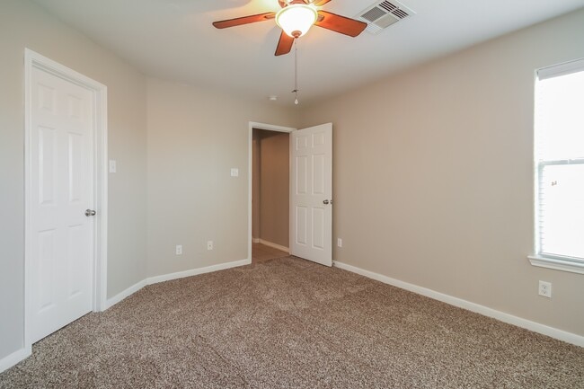 Building Photo - 9518 Peridot Green Dr