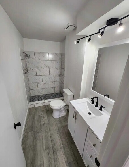 Building Photo - 4339 E 68th St