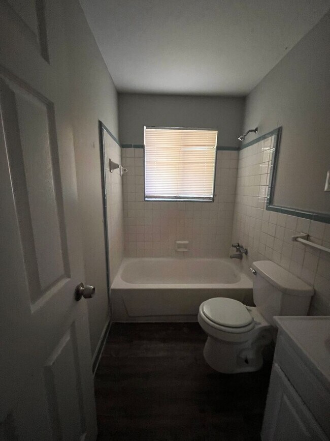 Building Photo - Great Property in quite Neighborhood