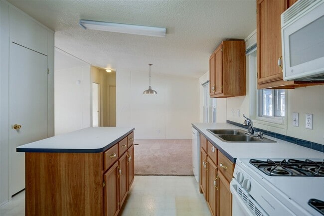 Building Photo - 3 bedroom, 2 bathroom home in 55+ Community of The Villages at Lynx Creek