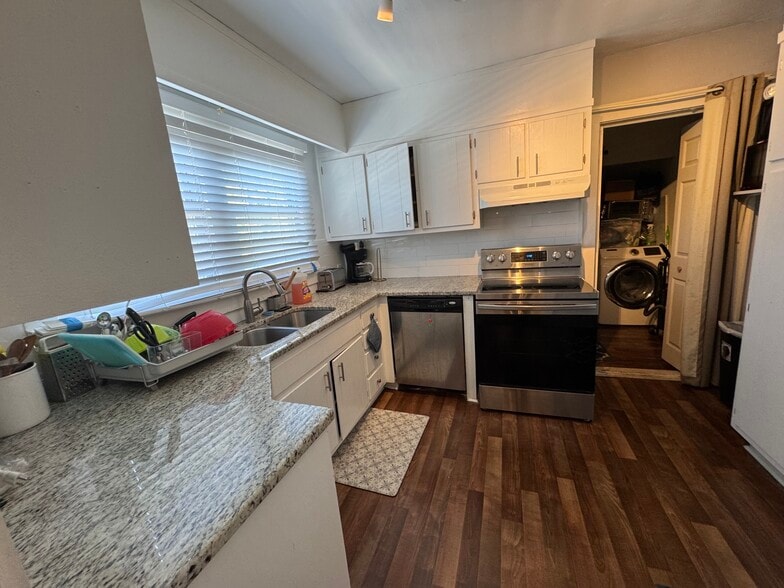 Kitchen - 1065 Atlantic Dr NW