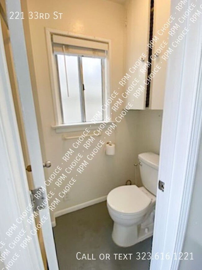 Building Photo - 221 33rd St