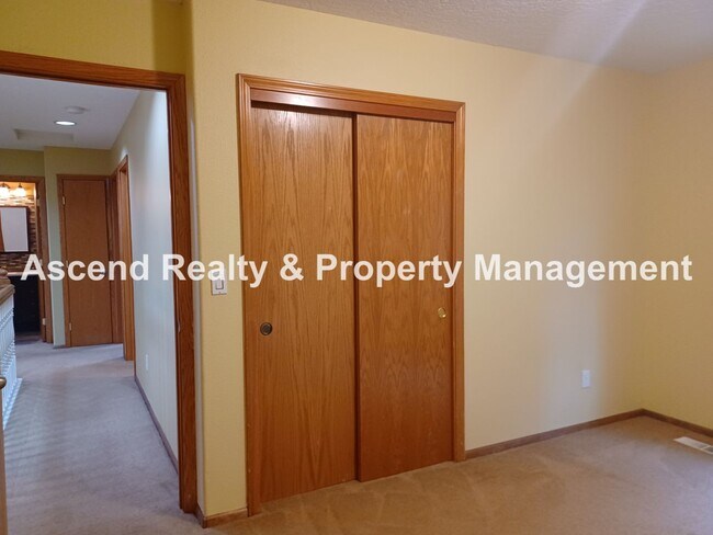 Building Photo - Troutdale 4 Bed Fenced Back 3 Car Garage Y...