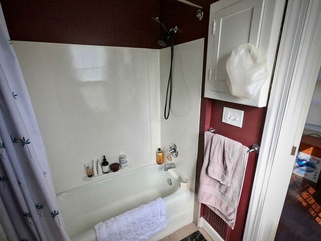 Building Photo - 9/1 Beautiful Hidden GEM. 2 Blocks from Wa...