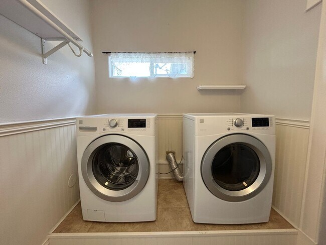 Building Photo - Gorgeous 5 bedroom 3 bathroom Home In Eagle