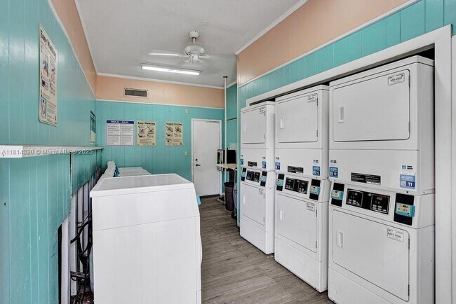 Building Photo - 10804 N Kendall Dr