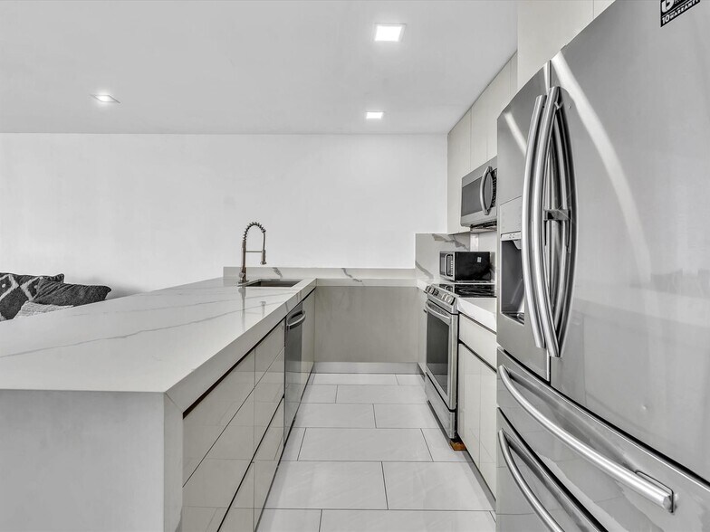 Building Photo - 3725 S Ocean Dr
