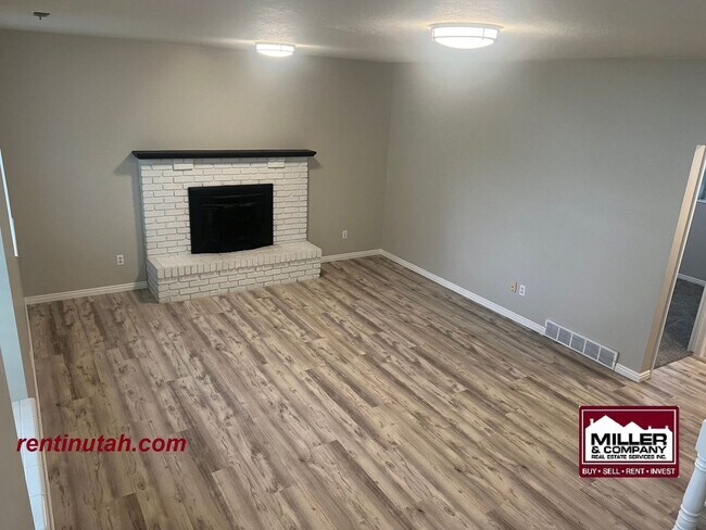 Building Photo - Beautiful newly remodeled home in Sandy Fo...