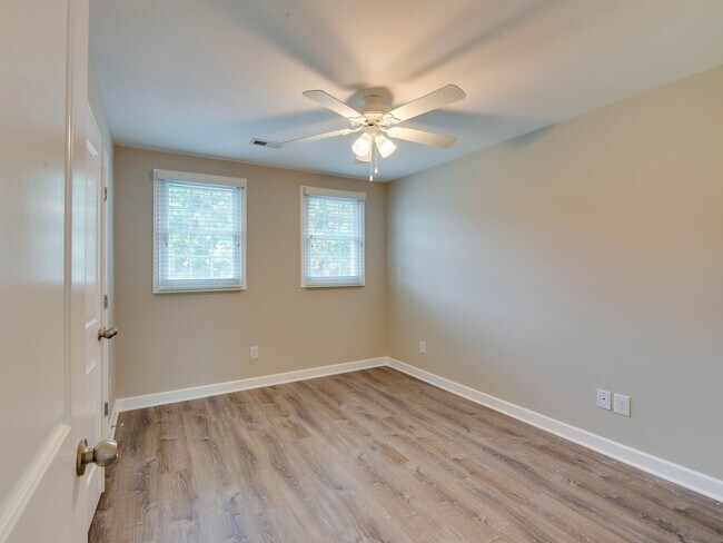 Building Photo - Stunning and completely updated townhome s...