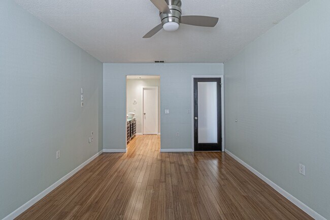 Building Photo - Modern Design 3 Bedroom 2 Bath, 2 car Gara...