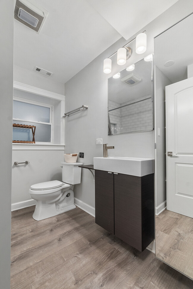 Building Photo - 3255 W Leland Ave