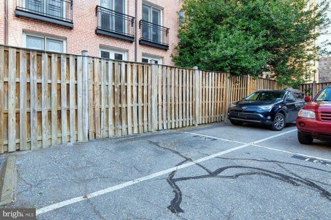 Building Photo - Dupont Circle One Bedroom W/Off Street Par...