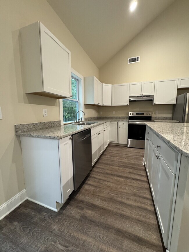 Building Photo - Brand New Rental in North Hall!