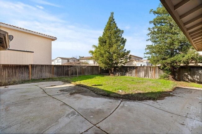 Building Photo - Large two-story home in the Bridal Ridge c...