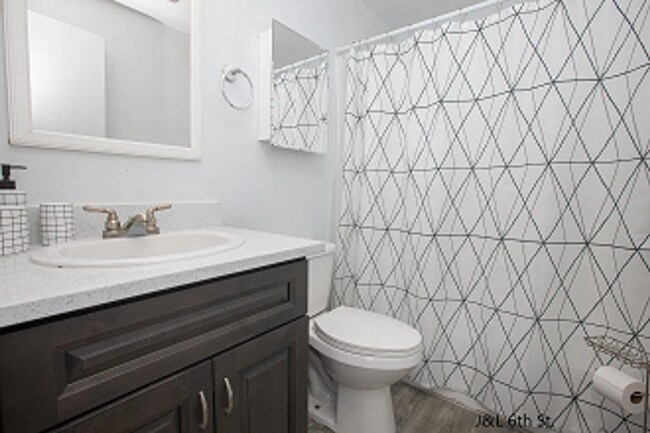 Building Photo - Corvallis Triplex