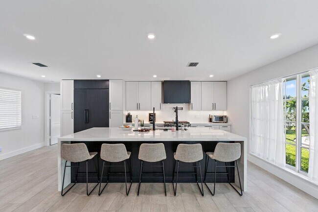 Building Photo - 4193 Hyacinth Cir N