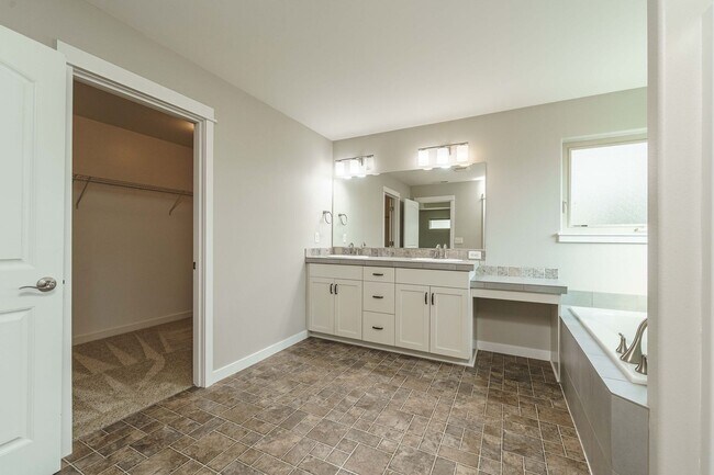 Building Photo - $500 Move In Special  3 Bedroom 2.5 Bath -...