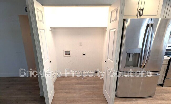 Building Photo - 2029 S Nina Cir