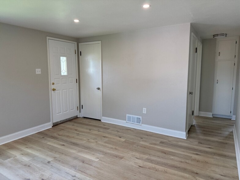 Building Photo - 733 Memory Ln