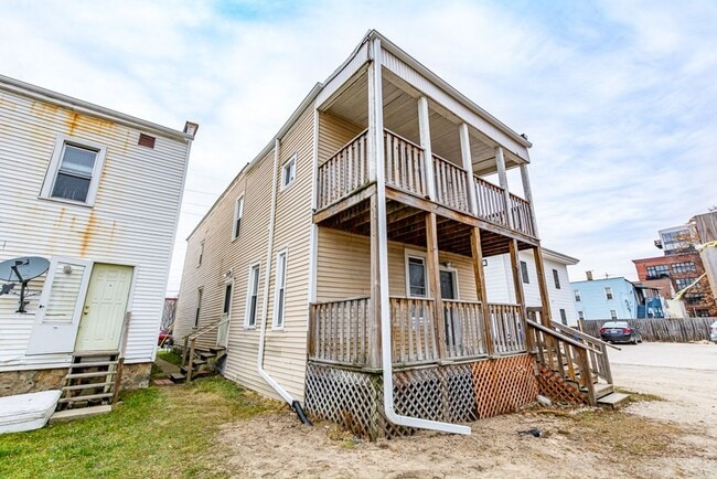 Building Photo - Bright Upper Two Bedroom Unit! Recently Remodeled!