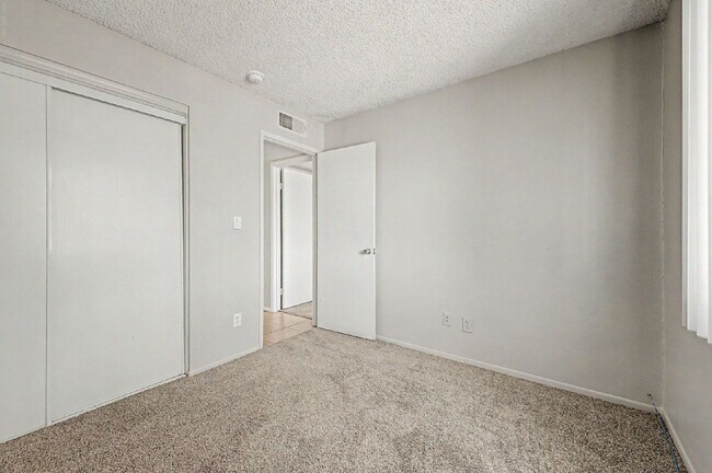 Building Photo - 2521 N 49th Ave