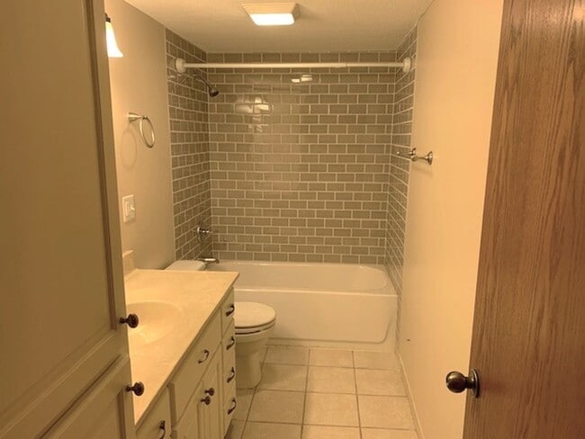 Building Photo - Nice 4 Bedroom 2 Bathroom house in Hudson