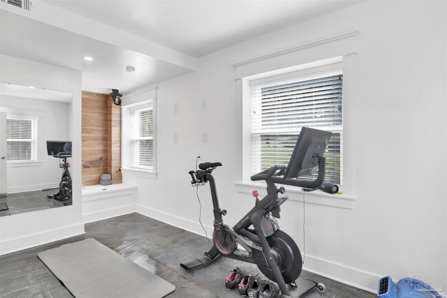 Building Photo - 421 Woodbine Dr
