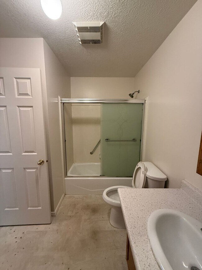 Building Photo - Dual-Living 6-Bed Rambler | 2 Kitchens & 2 Laundry Rooms!
