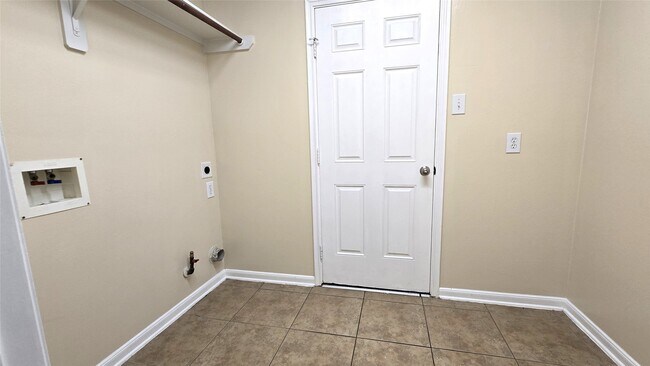 Building Photo - 2014 Pinecreek Pass Ln
