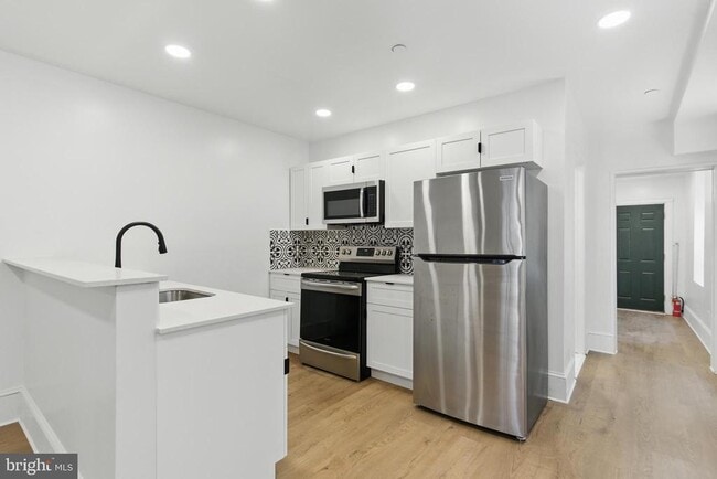 Building Photo - 1637 W Girard Ave