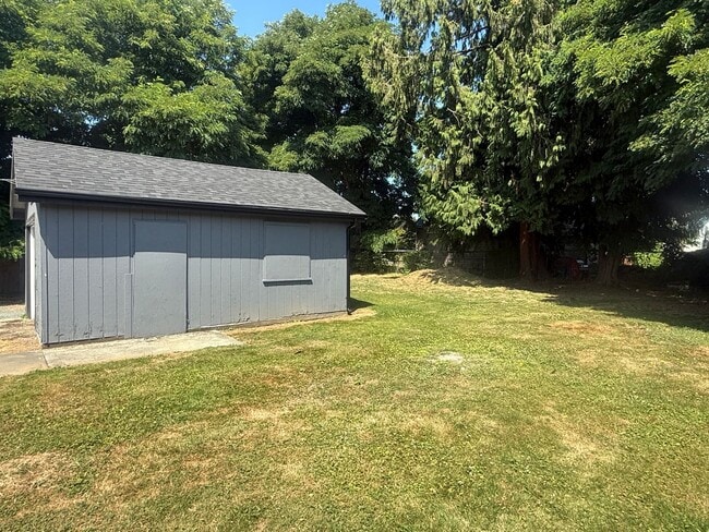 Building Photo - 3 Bed 1 Bath Newly Remodeled Pet Free Home...
