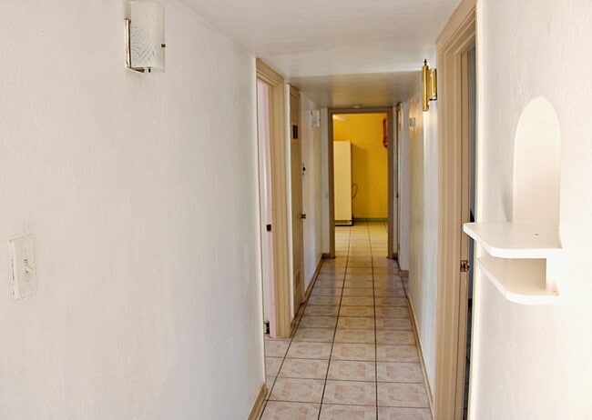 Building Photo - Spacious home Move-In Ready