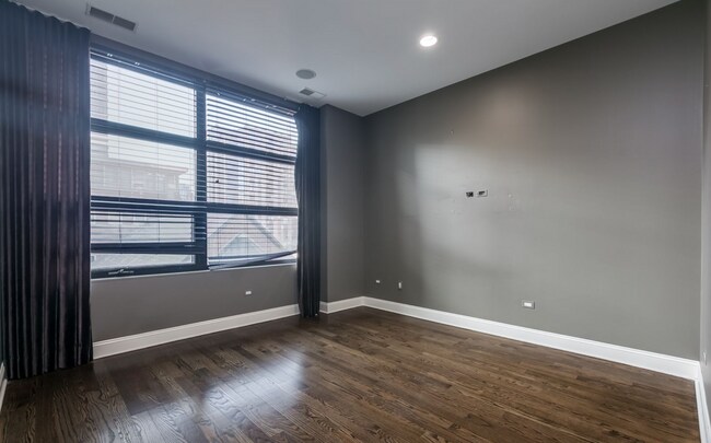 Building Photo - River North Stunning Furnished 2b2b Apartment