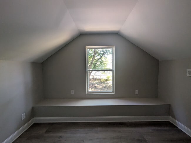 Building Photo - Room in House on Hart St