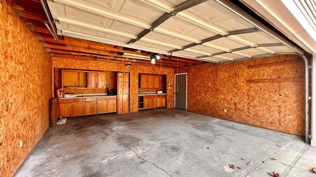 Building Photo - 490 Scott Ln