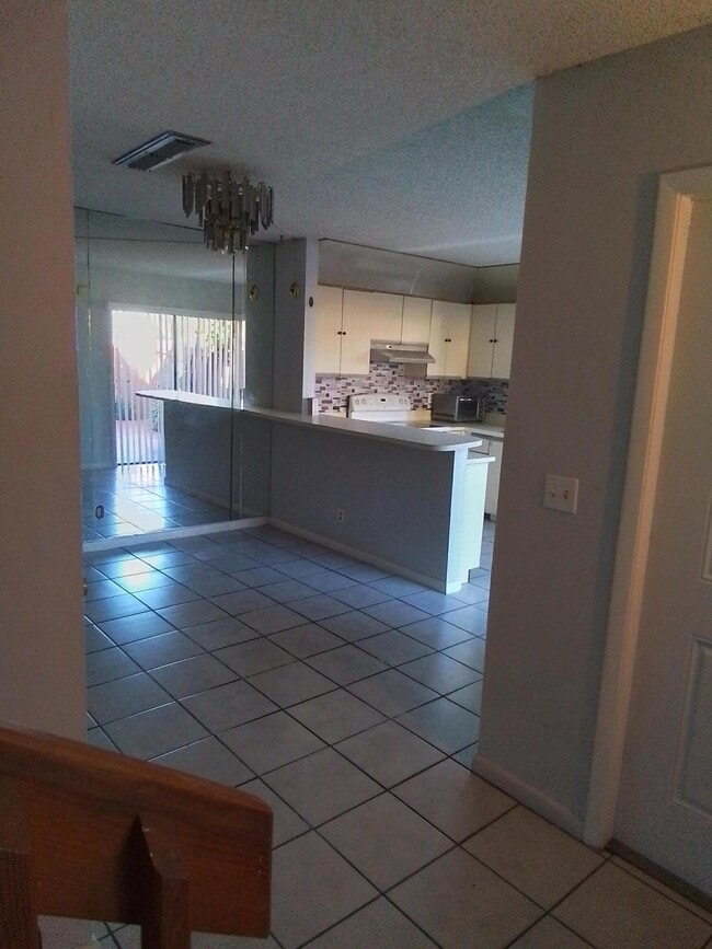 Building Photo - 1458 N Lawnwood Cir