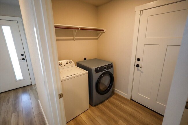 Building Photo - 910 Kickapoo Ln