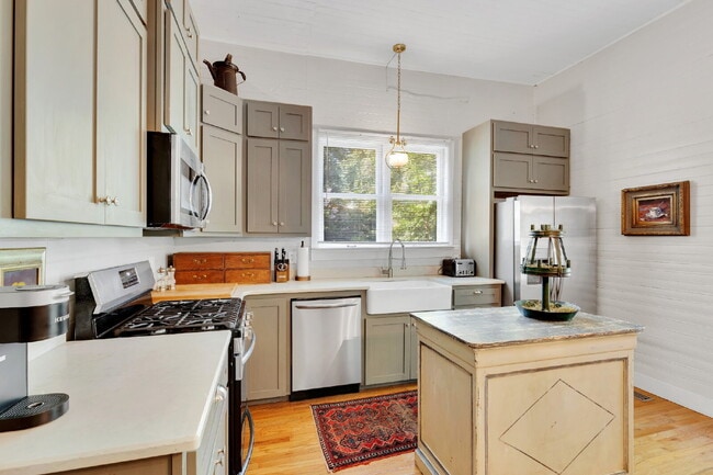 Building Photo - Beautiful Furnished 3 Bedroom Home in Historic District