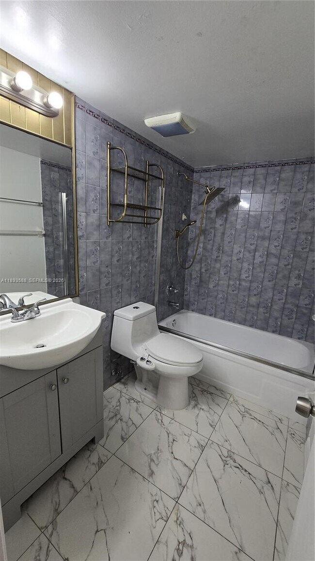 Building Photo - 2605 W 67th Pl