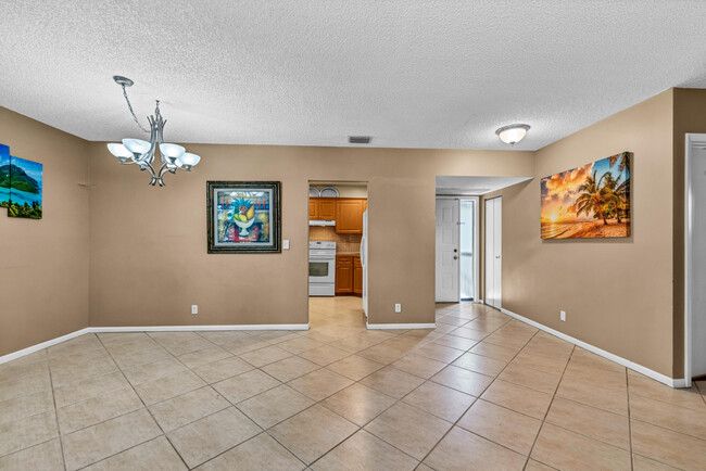 Building Photo - 4527 Carambola Cir S
