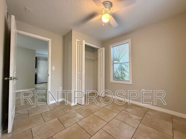 Building Photo - 810 Eresken Ave