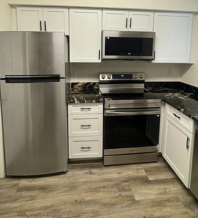 Building Photo - 2 Bed, 2 bath in Quiet Community. New HVAC, New Flooring. Community pool and clubhouse access. MO...